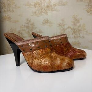 Vintage Y2K Latinas tan brown faux snakeskin leather studded stiletto heel mules